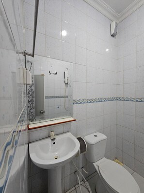 Combined shower/bathtub, towels, soap, shampoo - Coquillage Inn (Gulhi)