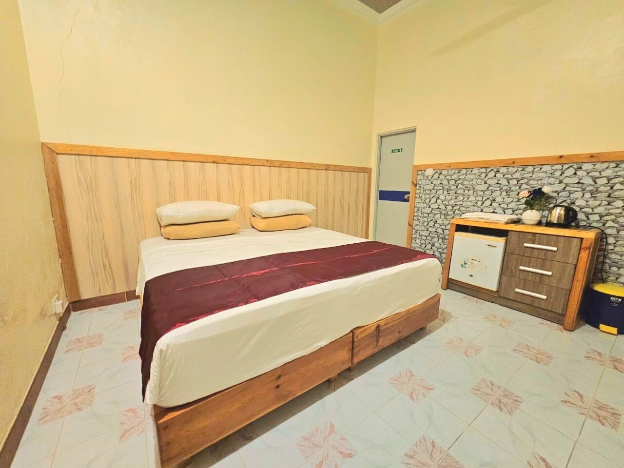 Deluxe Double Room, Sea View | Minibar, desk, laptop workspace, blackout drapes