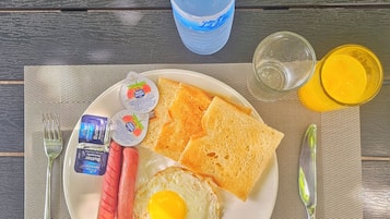 Free daily continental breakfast