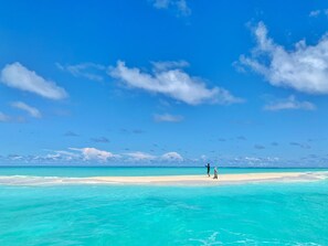 På stranden, hvit sand og strandhåndklær