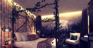 Un dormitorio con una cama, una silla y un mural en la pared.