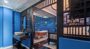 Deluxe Double Room | Bathroom | Separate tub and shower, hydromassage showerhead, hair dryer, towels