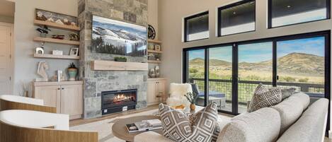 Smart TV, fireplace