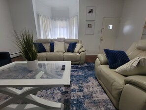Una Smart TV, una chimenea