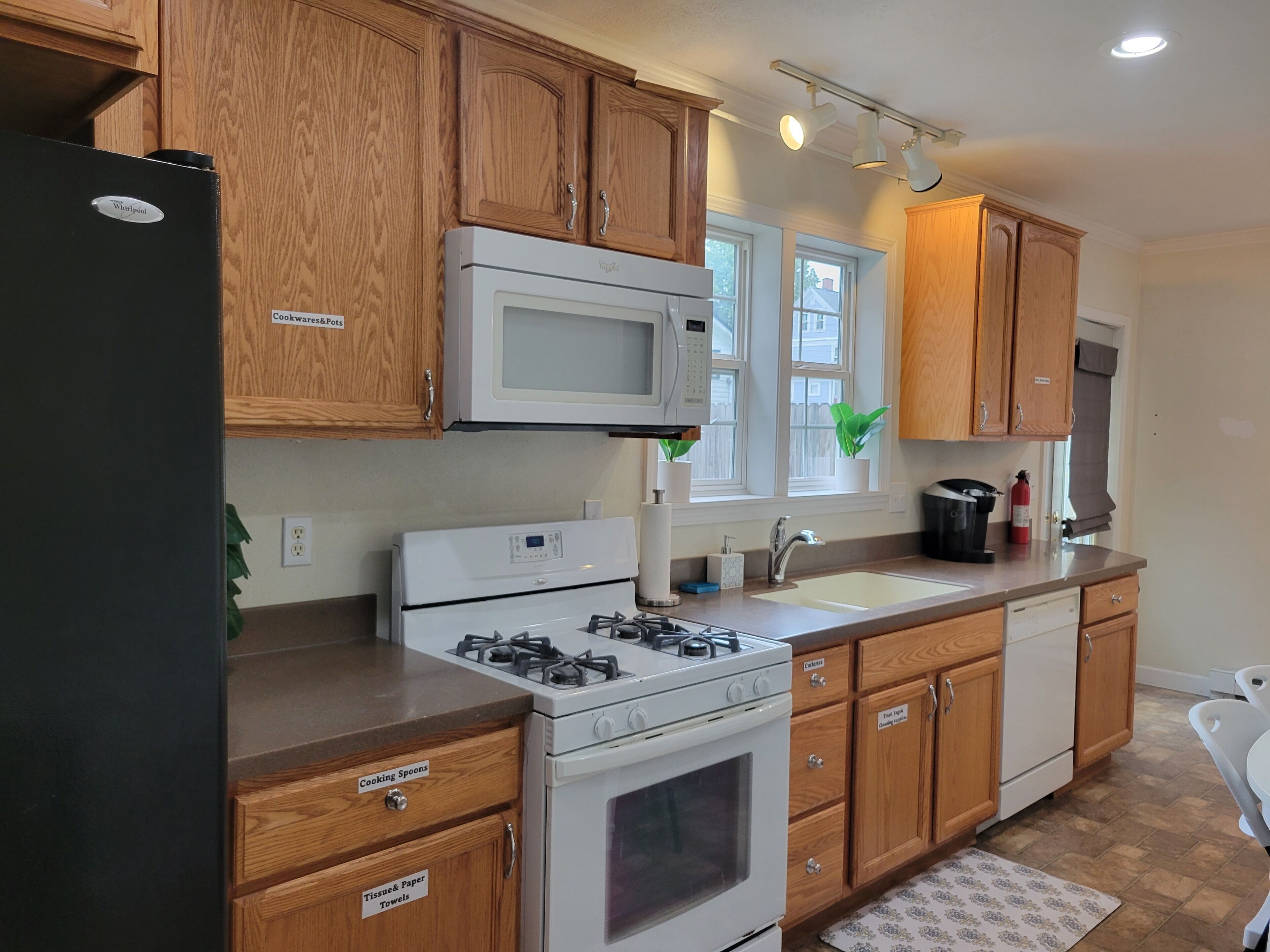 Réfrigérateur, four à micro-ondes, un four, surface de cuisson