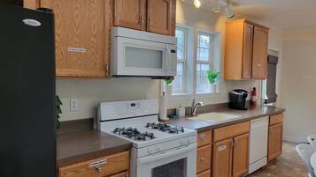 Réfrigérateur, four à micro-ondes, un four, surface de cuisson