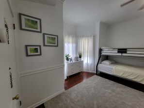 2 habitaciones, escritorio, tabla de planchar con plancha y wifi gratis 