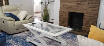 OAK-GORGEOUS: 2-Bedroom Apartment with WiFi and AC in wonderful Indiana PA