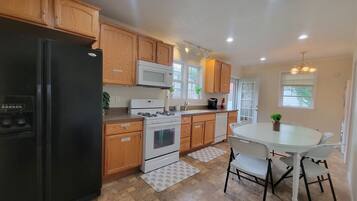 Réfrigérateur, four à micro-ondes, un four, surface de cuisson