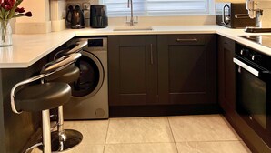 Apartment | Private kitchen | Fridge, microwave, oven, stovetop - Centralapartment-parking-1br-ensuite-wifi-smarttv (Dublin)
