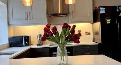 Centralapartment-parking-1br-ensuite-wifi-smarttv