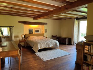 6 habitaciones, escritorio y tabla de planchar con plancha 