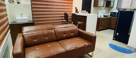 Villa familiar | Área de sala de estar | Televisión LCD de 32 pulgadas con canales por cable