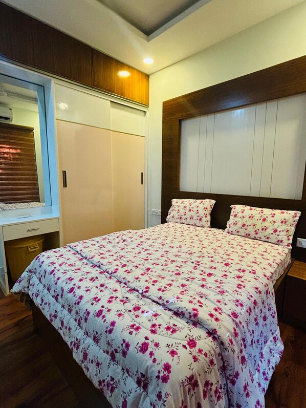 A bedroom with a bed, a wardrobe, and a desk. - ECR Star Villas (Tirupporur)