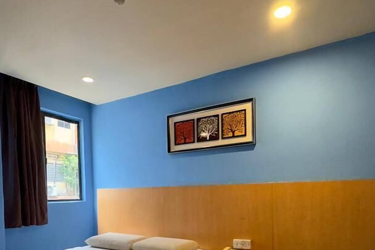 Escritorio, wifi gratis, ropa de cama