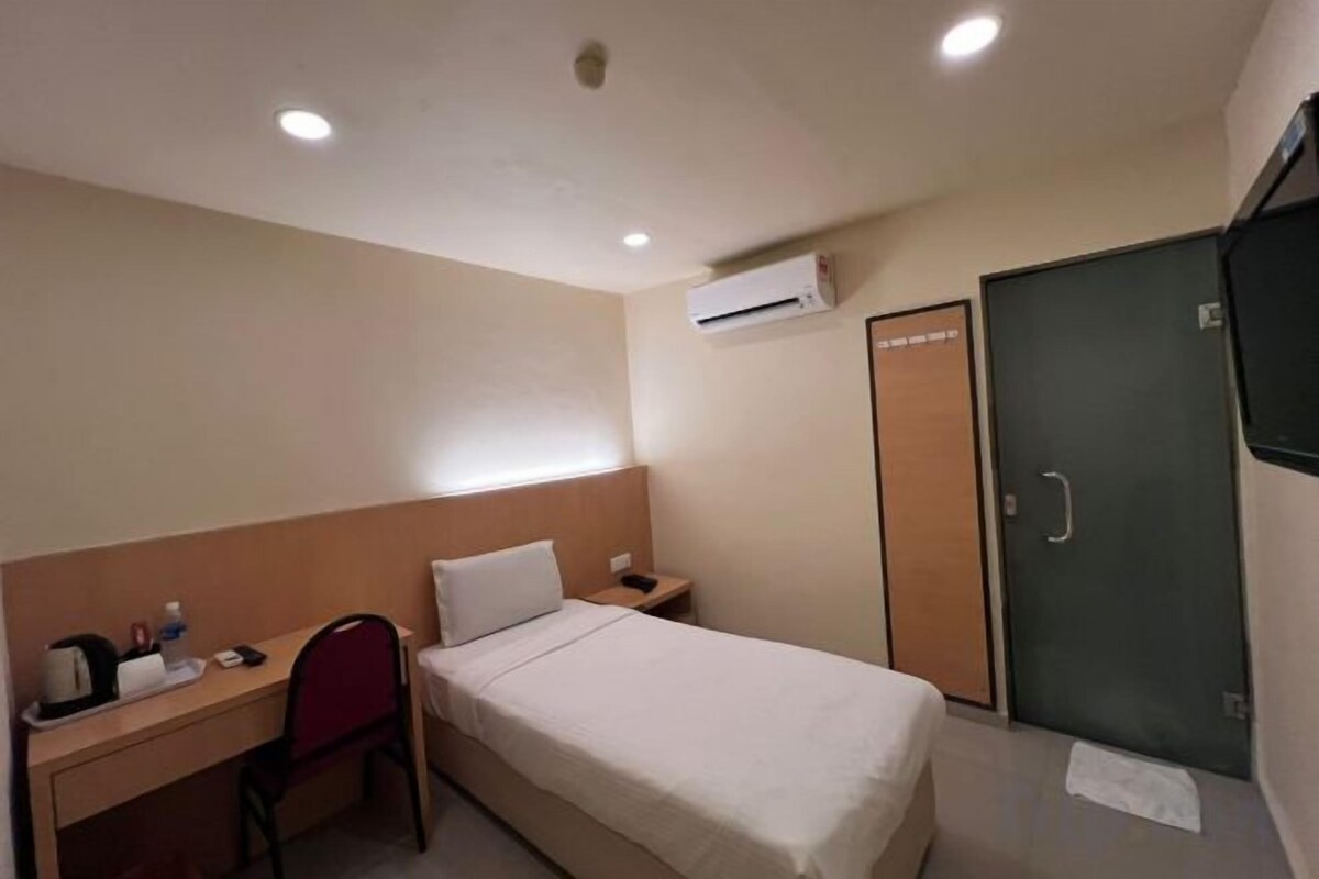 Een bureau, gratis wifi, beddengoed