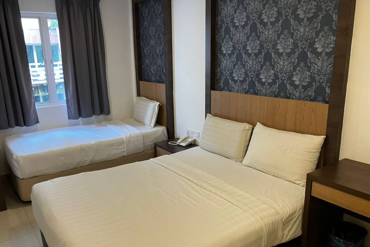 Escritorio, wifi gratis, ropa de cama