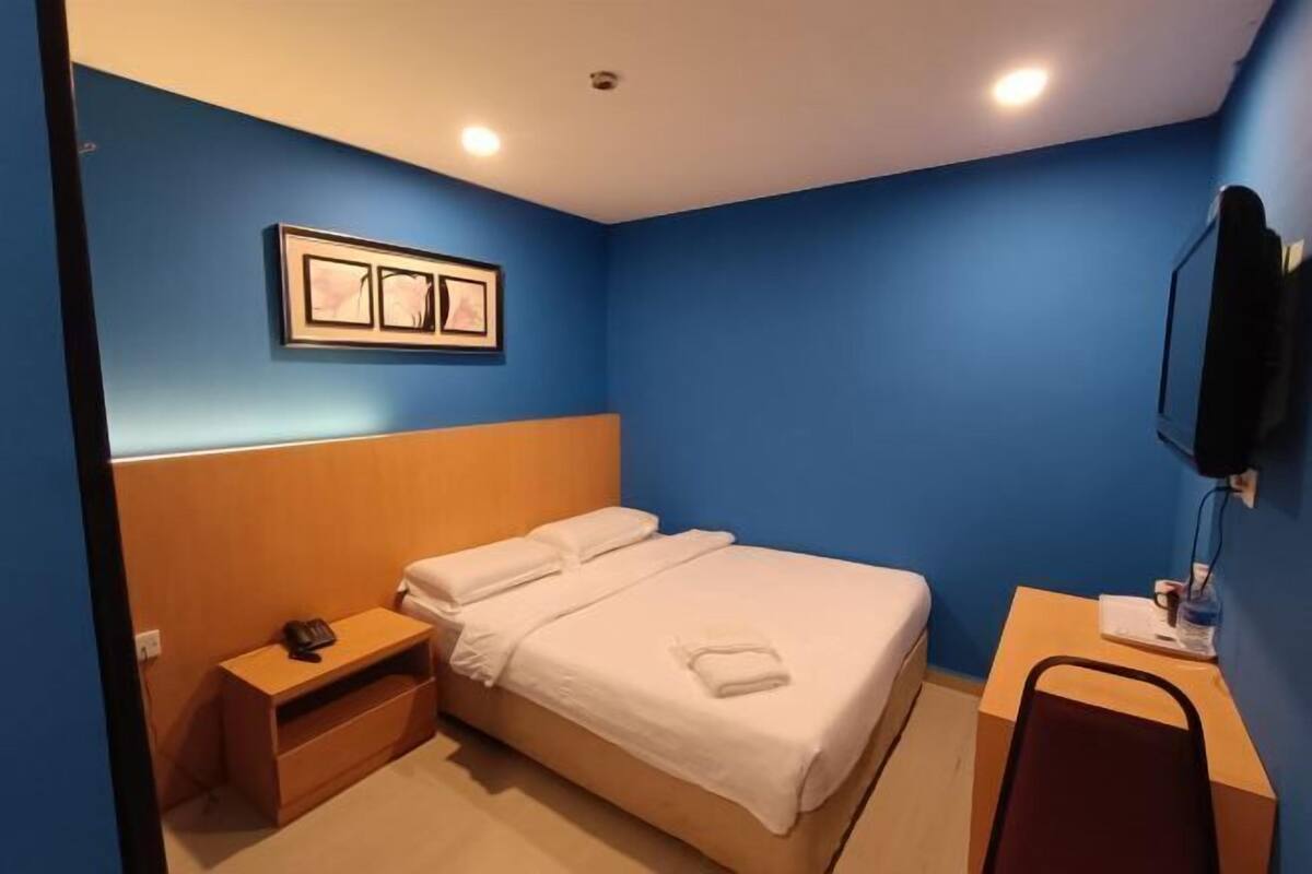 Desk, free WiFi, bed sheets