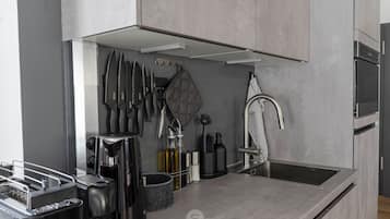 Kühlschrank, Mikrowelle, Herdplatte, Geschirrspüler