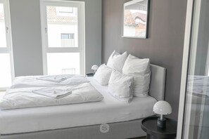 2 bedrooms, travel crib, free WiFi, bed sheets - Perfect city center location, 107 sqm, directly at the opera house in suite flair with balcony! (Nürnberg)