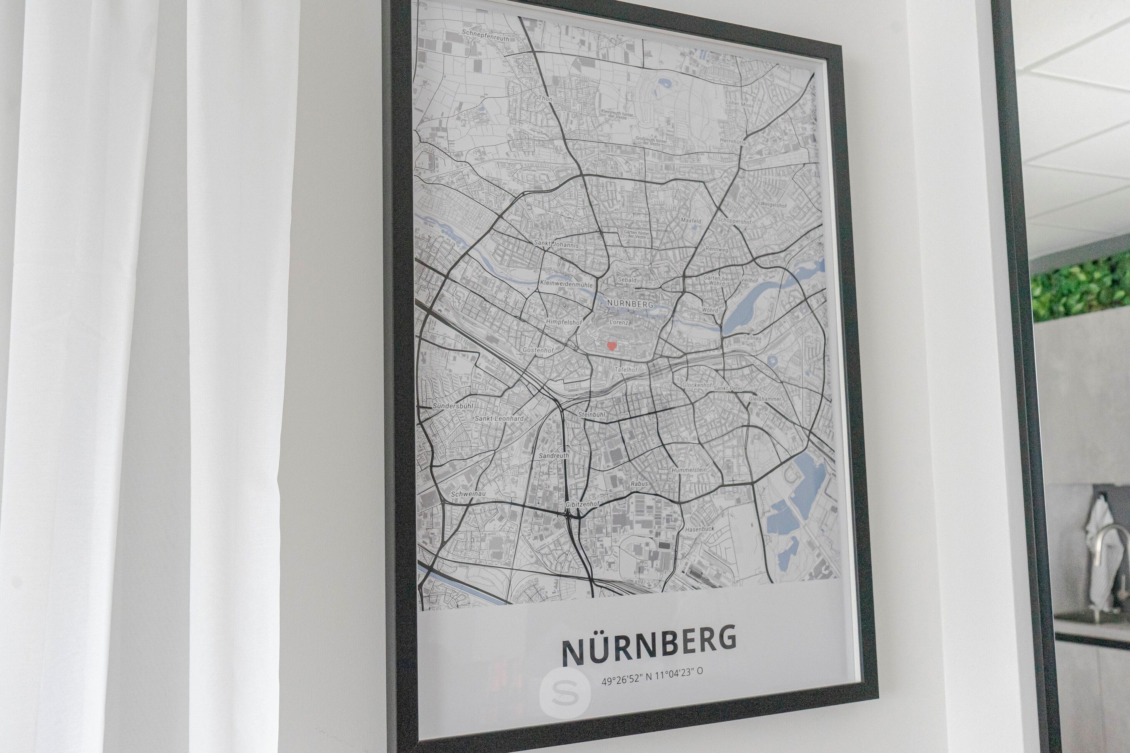 Ein gerahmter Stadtplan von Nürnberg mit deutlicher Darstellung der Straßen und Sehenswürdigkeiten.