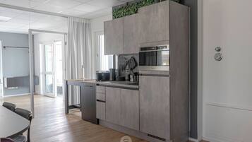 Fridge, microwave, stovetop, dishwasher