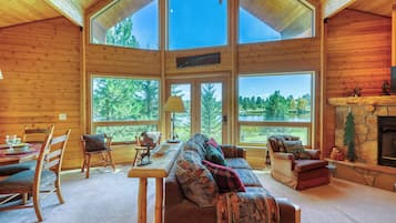 Een smart-tv en een open haard