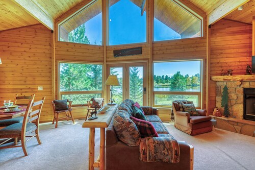 Charming & Spacious Lake Cabin With Breathtaking Views!
