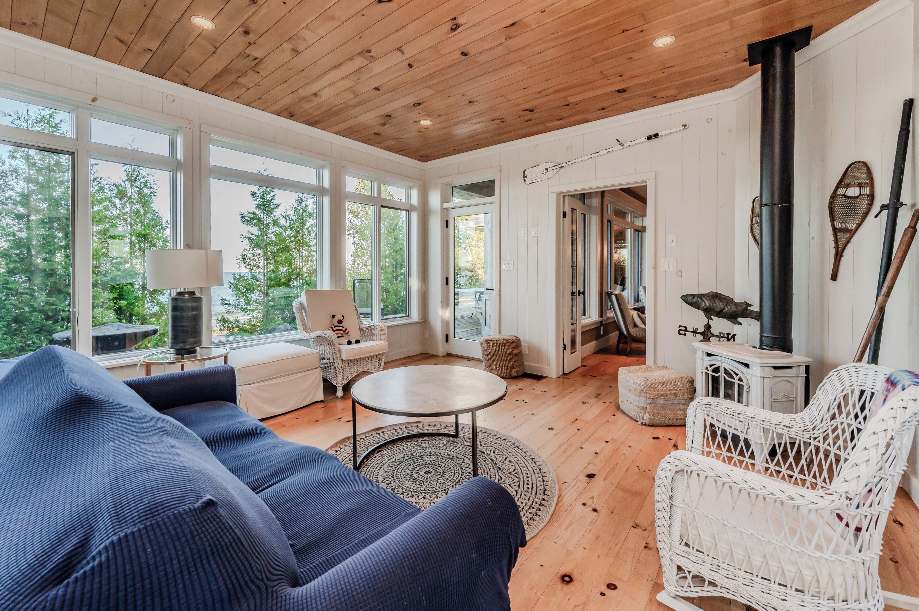 Televisio, takka, kirjoja, työhuone