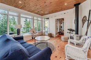 TV, fireplace, books, offices - Michael’s Luxury Cottage on Bruce Trail/ Starlink (Lion's Head)