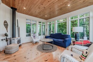 Televisión, chimenea, libros y oficina