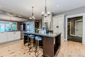 Fridge, microwave, oven, stovetop - Michael’s Luxury Cottage on Bruce Trail/ Starlink (Lion's Head)