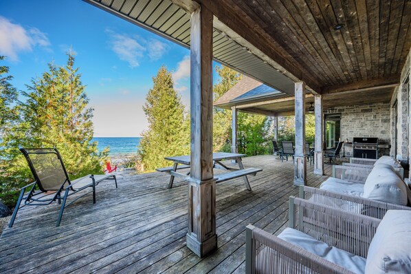 Outdoor dining - Michael’s Luxury Cottage on Bruce Trail/ Starlink (Lion's Head)