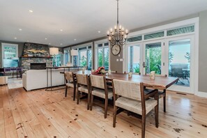 Dining - Michael’s Luxury Cottage on Bruce Trail/ Starlink (Lion's Head)