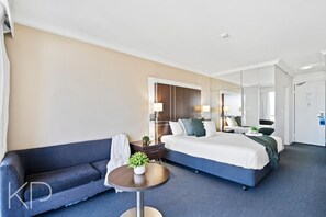 Escritorio, tabla de planchar con plancha, wifi y ropa de cama