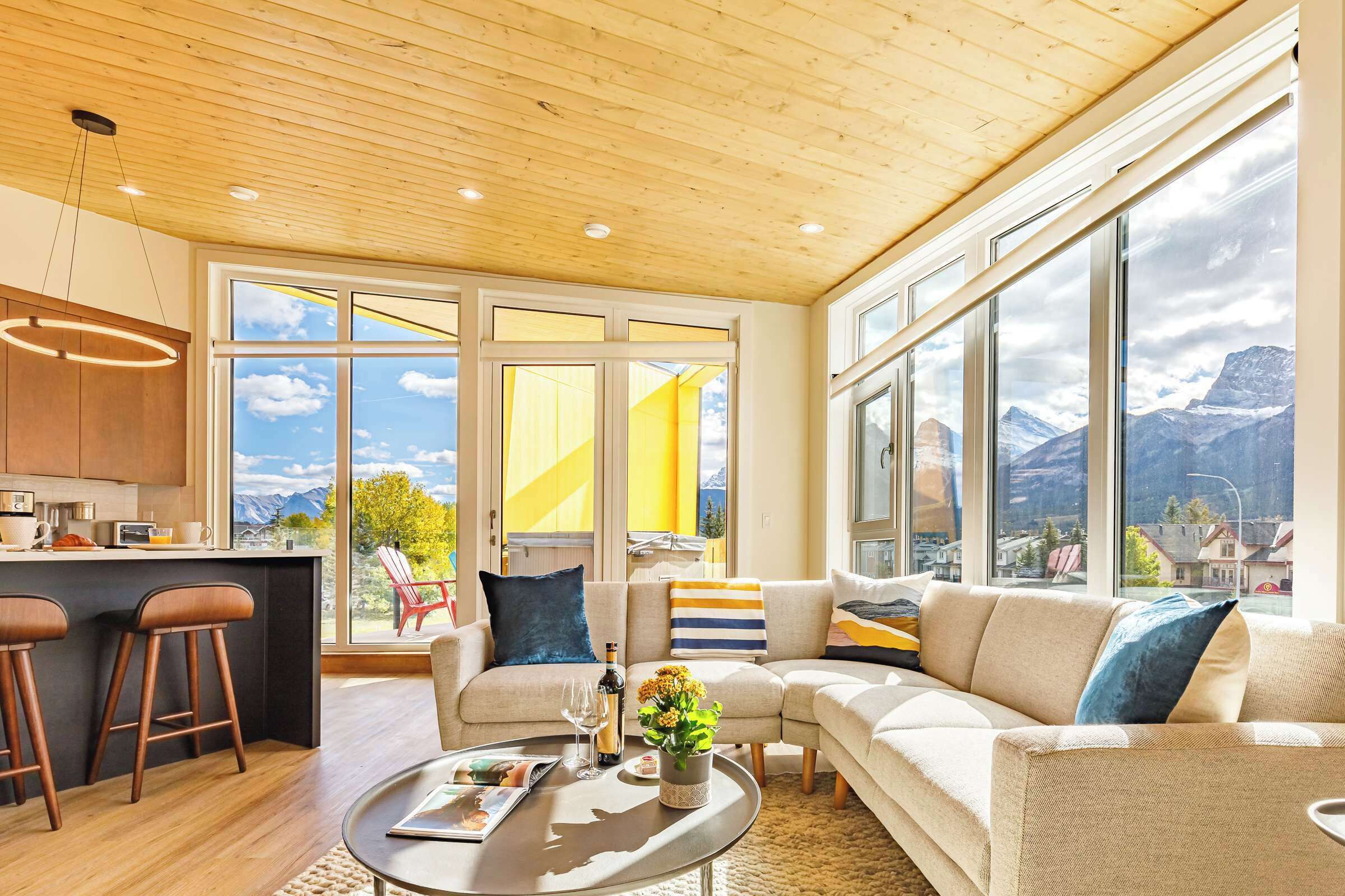 Tv, eldstad och böcker