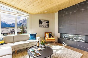 Fernseher, Kamin, Bücher