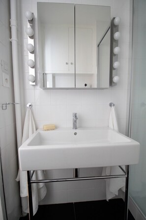 Dusche, Haartrockner, Handtücher, Seife