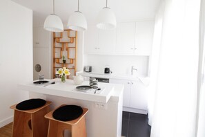 Kylskåp, mikrovågsugn, ugn och spishäll