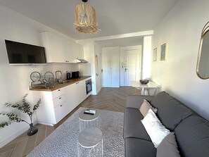 Unclassified image, 5 of 15, button