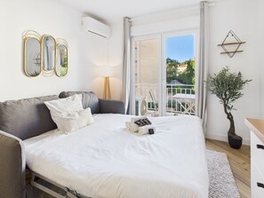 Unclassified image, 2 of 15, button