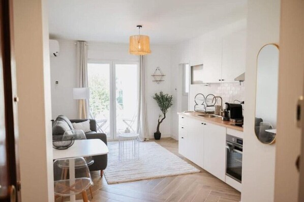 Unclassified image, 1 of 15, button