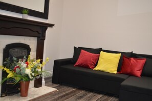 Living area - Harrow/sleeps10/privategarden/3br/freeparking/wifi (Harrow)