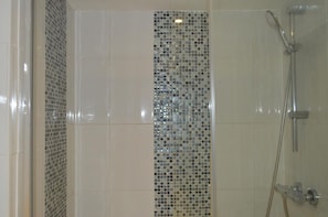 House | Bathroom | Combined shower/tub, deep soaking tub, towels