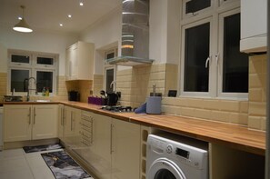 House | Private kitchen | Fridge, microwave, oven, stovetop