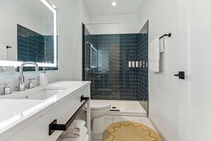 Ducha, secador de pelo, toallas y champú