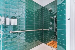 Shower, hair dryer, towels, shampoo - The Revelry | Urban Oasis | 6 Bd 4 ba+Pool near FQ (New Orleans)