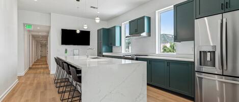 Kühlschrank, Mikrowelle, Ofen, Herdplatte