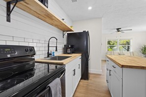 Refrigerador, microondas, horno, placa de cocina