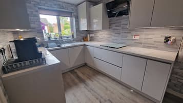 House | Private kitchen | Fridge, microwave, oven, stovetop